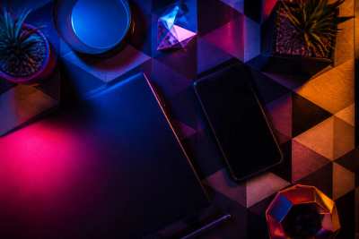 Ensaio de retrato com luz neon de cidade a noite
