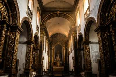 Interior barroco mineiro — talha dourada