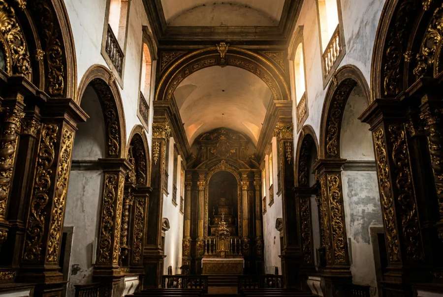 Interior barroco mineiro — talha dourada