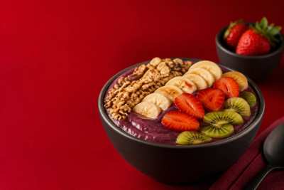 Tigela de açaí cremoso com frutas e granola no topo, close vibrante