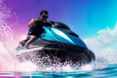POV — jet ski em velocidade no litoral