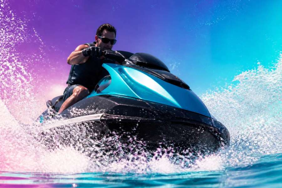 POV — jet ski em velocidade no litoral