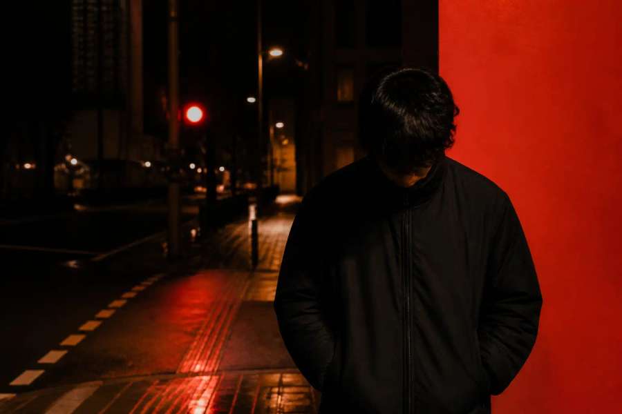 Retrato de rua candid noturno — flash direto