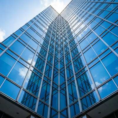 Torre corporativa de vidro