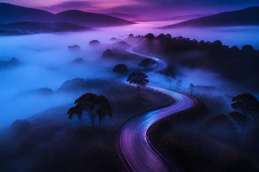 Cena cinematográfica em estrada com neblina