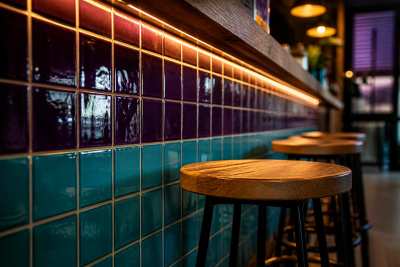 Interior de um botequim moderno com azulejos e madeira, banquinhos e luz quente aconchegante