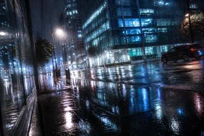 Retrato hiperrealista em rua chuvosa à noite