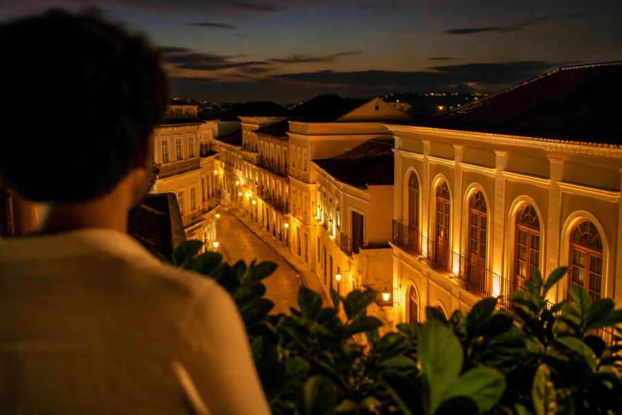 Retrato de rua candid — noite em São Luís