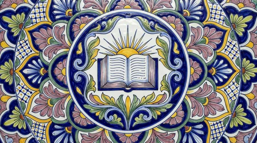 Educacao — medalhao de saber em azulejo Talavera