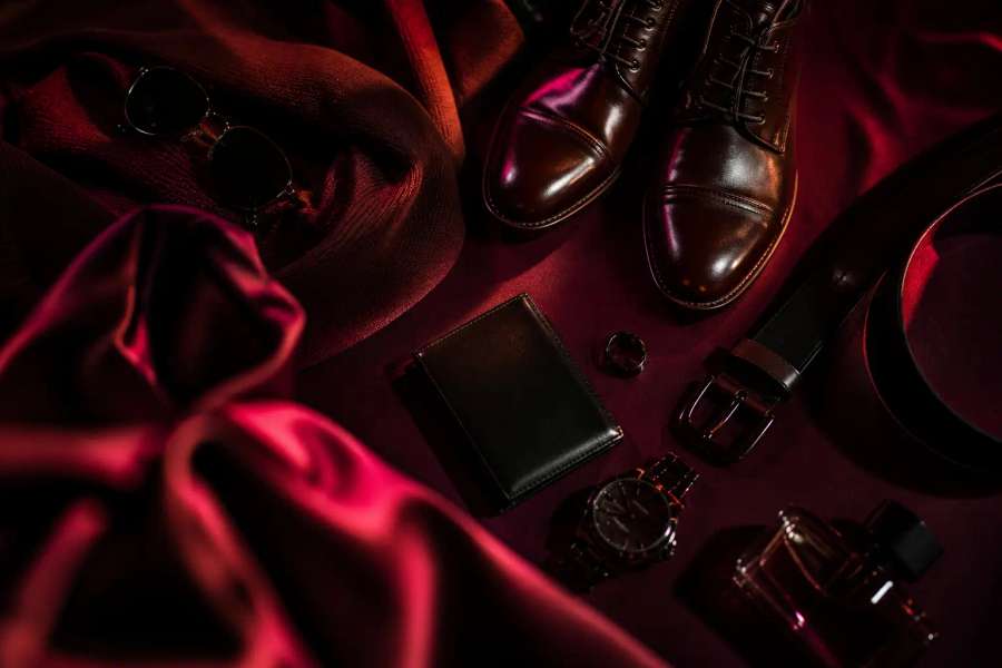 Layout de moda premium — hero dramático em vinho