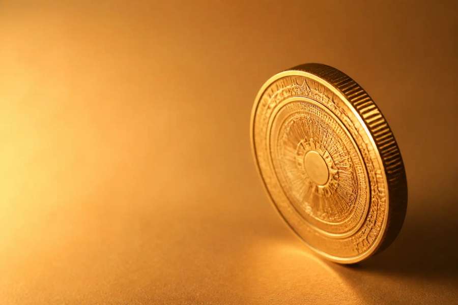Moeda comemorativa metalica em close