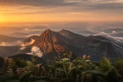 Paisagem cinematográfica de montanhas ao amanhecer