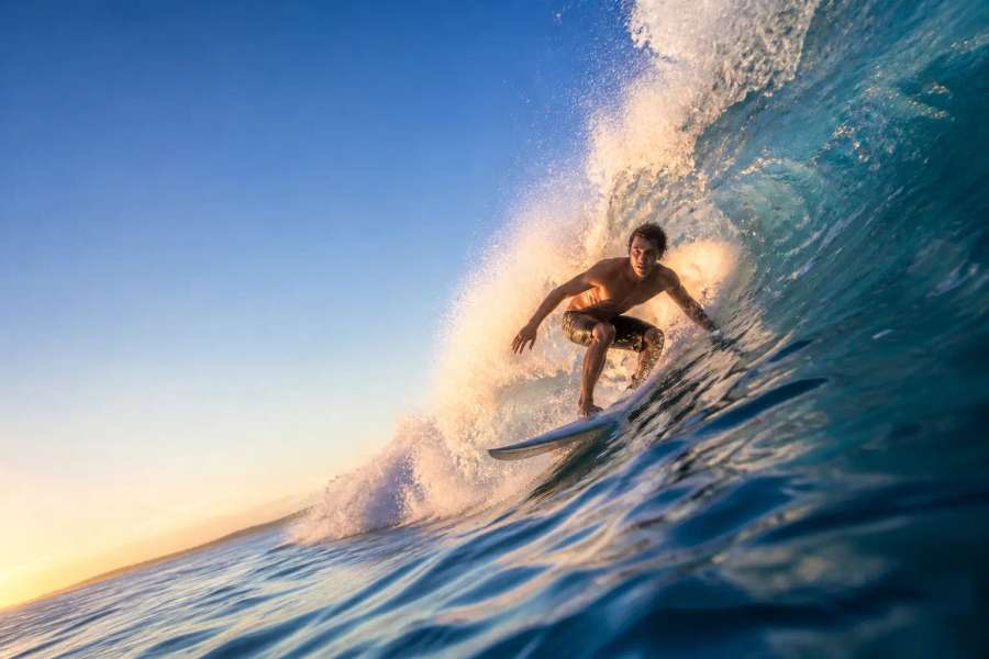 Ação esportiva dinâmica — surfista na onda