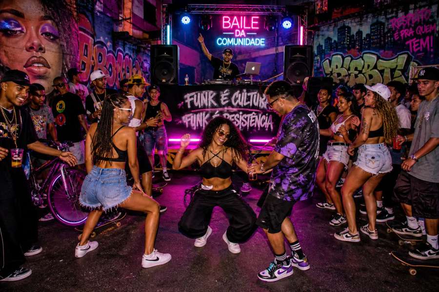 Estética funk / cultura urbana brasileira para os slides