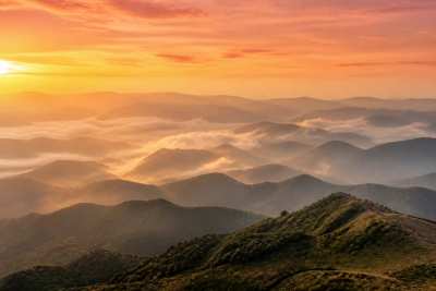 Paisagem de montanhas ao amanhecer