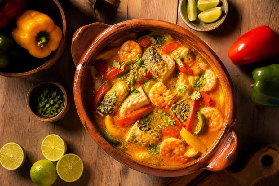 Anúncio gastronômico premium — moqueca na panela de barro